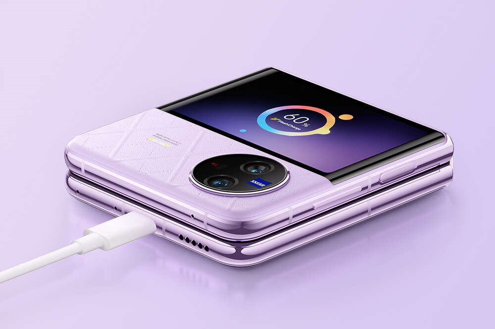 Introducing Vivo's X Flip, a 6.74" flip-able smartphone with Snapdragon 8+ Gen 1 CPU 3 vivo-x-flip-charging-1962431
